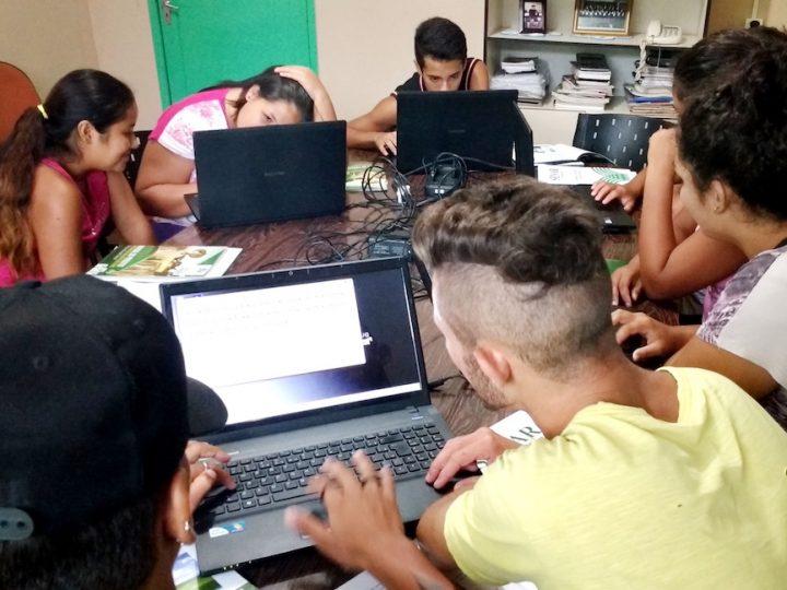 Adolescentes do Lar Padilha ganham curso de informática