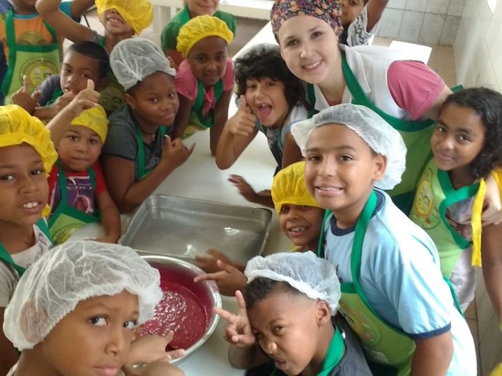 ​Crianças do CEDEL aprendem a fazer bolo de beterraba