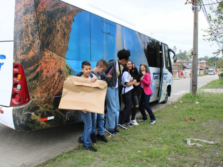 Adolescentes da Associação Criança em Primeiro Lugar (ACPL), de Blumenau (SC), visitam a Associação Caminhar Juntos (ACJ), em Balneário Piçarras (SC).